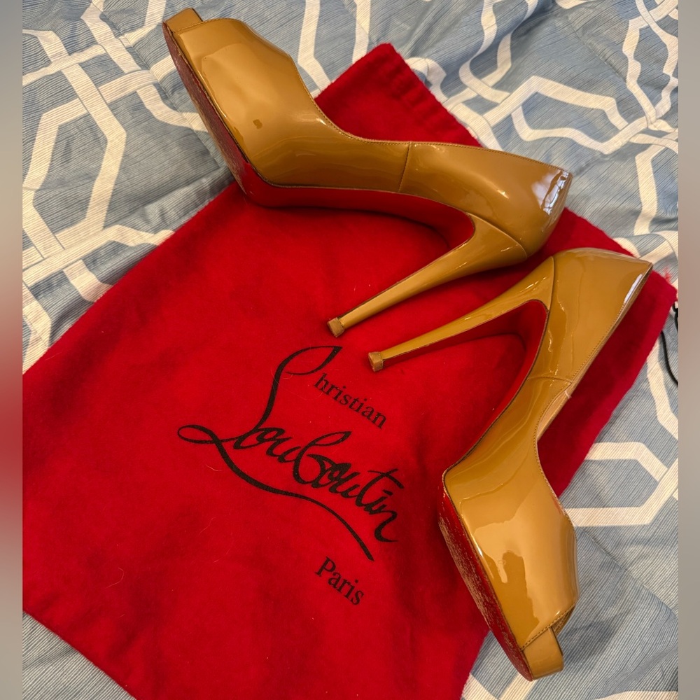 Christian Louboutin VERY PRIVE Peep Toe Tan Patent Leather Heels